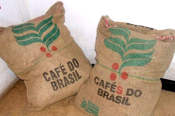 Traditional burlap sacks used for bulk transport of green coffee beans, ensuring proper ventilation during transit. Traditional burlap sacks used for bulk transport of green coffee beans, ensuring proper ventilation during transit.